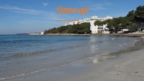 Una spiaggia nelle vicinanze