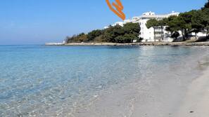 Una spiaggia nelle vicinanze