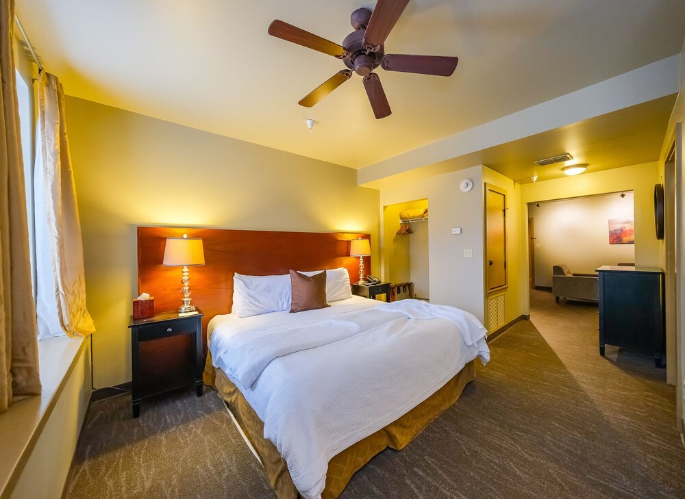 Beautiful Art Deco Suite Near Downtown & Marina- Unit 2 King Loft W/Sofa Sleeper