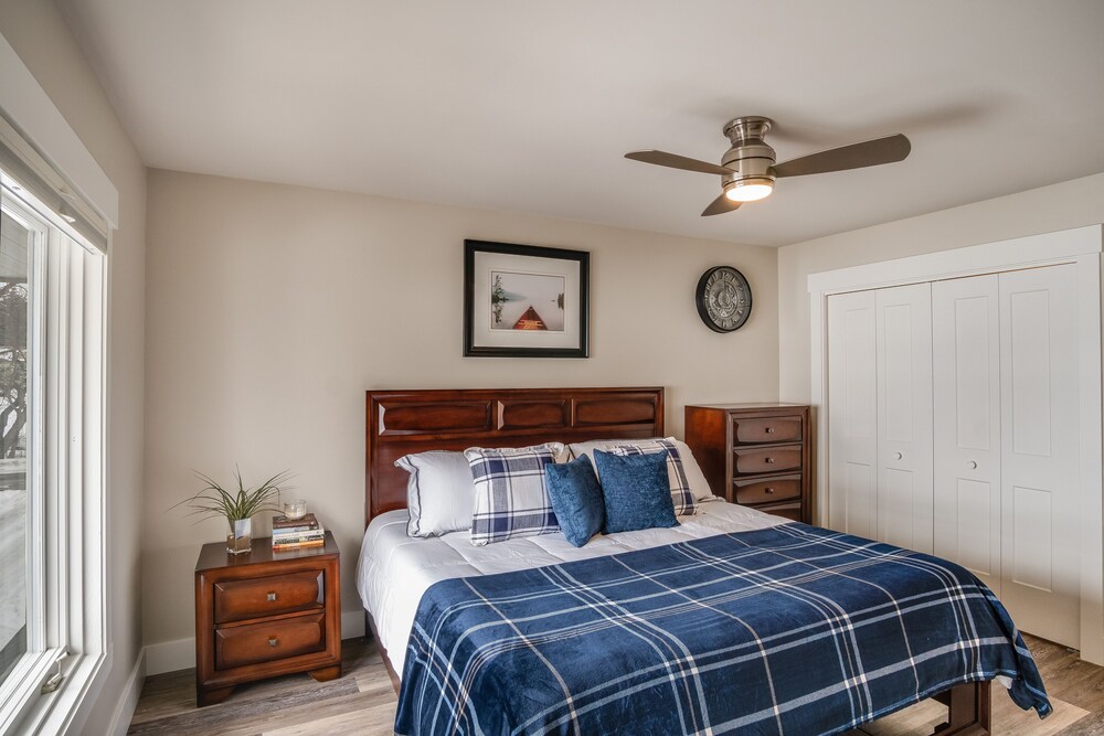 Downtown Sandpoint location near bike and walking trails! Sandpoint