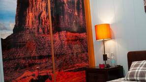 2 Schlafzimmer, individuell eingerichtet, Schreibtisch