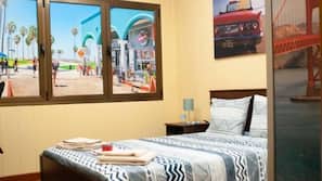 2 Schlafzimmer, individuell eingerichtet, Schreibtisch