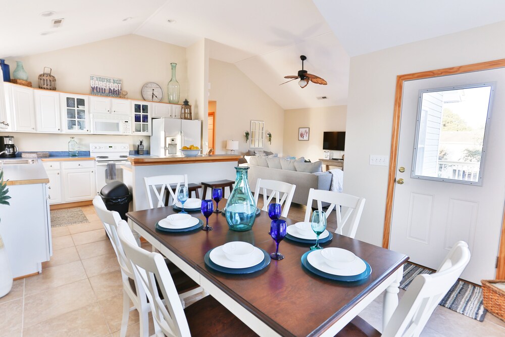 Beautiful Beach house, Sleeps 7, Perfect location, Linens & Bikes