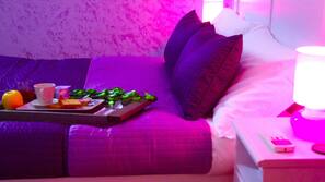 1 camera, minibar, una scrivania, tende oscuranti