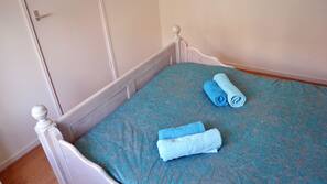 2 Schlafzimmer, kostenlose Babybetten, kostenloses WLAN, Bettwäsche