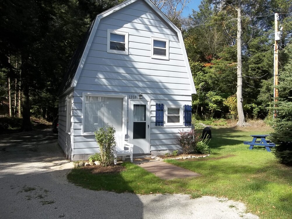 Beautiful Cozy Cottage on Lake Michigan! Summer is here! Don't miss