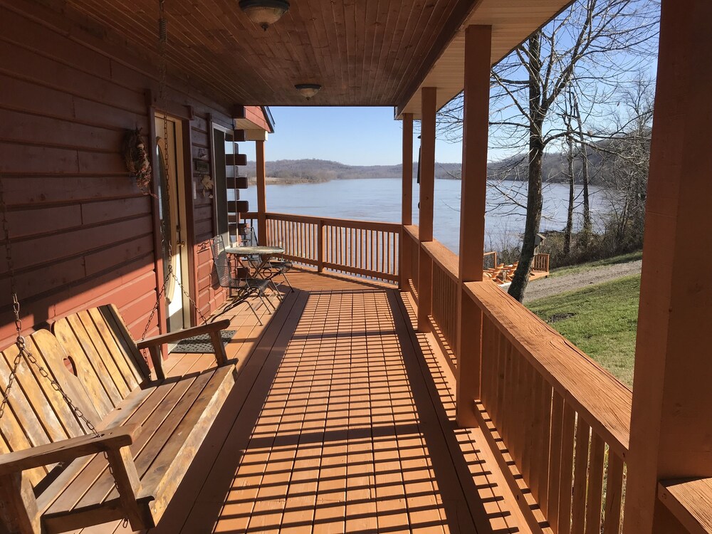 Exceptional views of the Ohio River and 2 boats in