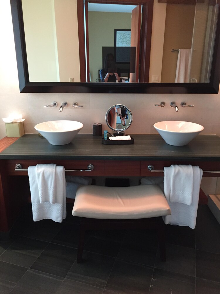  TOTALLY UPGRADED 5 ***** Privately Managed Suite at the Ritz Carlton 