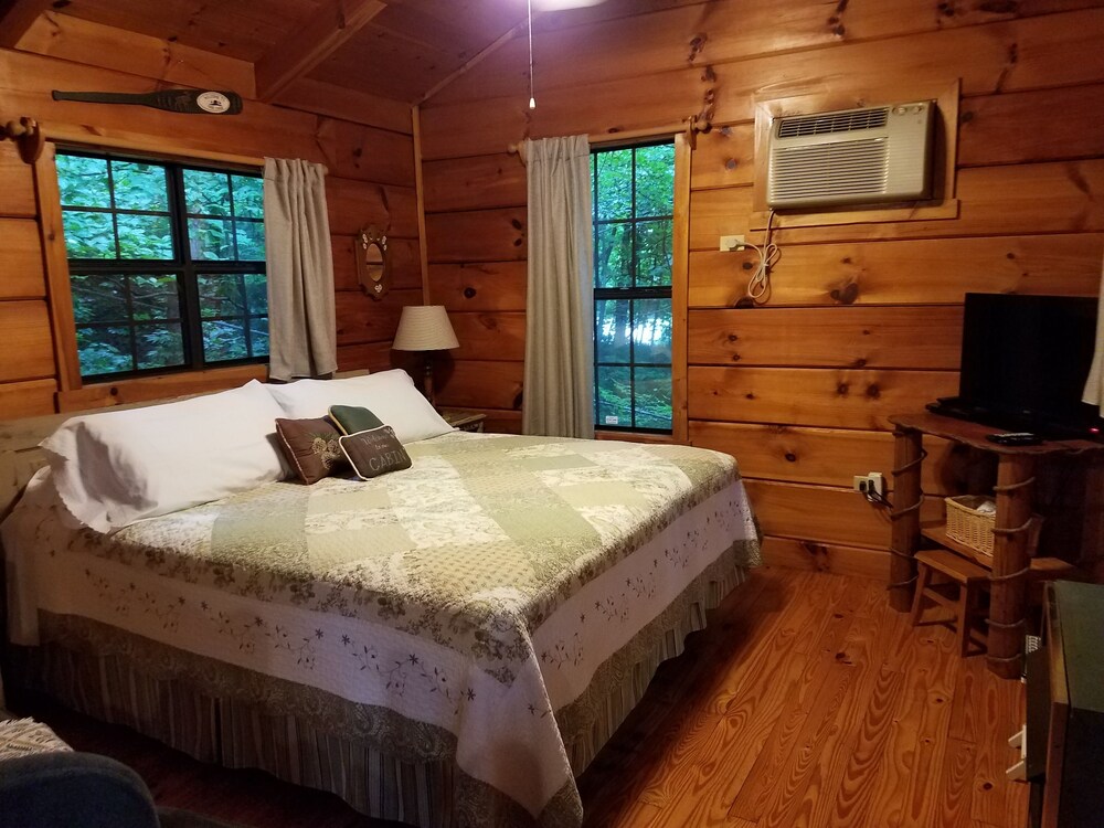 Romantic Couple's Cabin With Private Hot Tub Surrounded by Gorgeous