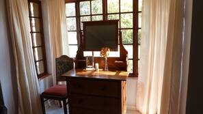 4 Schlafzimmer, hochwertige Bettwaren, individuell dekoriert