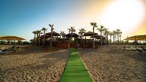 Chaises longues, serviettes de plage