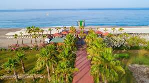 Chaises longues, serviettes de plage