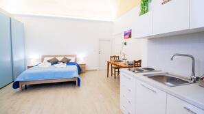 Desk, linens