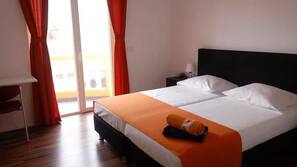 Cofres nos quartos, escrivaninha, Wi-Fi de cortesia, roupa de cama