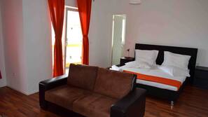 Cofres nos quartos, escrivaninha, Wi-Fi de cortesia, roupa de cama