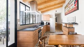 Grand réfrigérateur, micro-ondes, four, fourneau de cuisine
