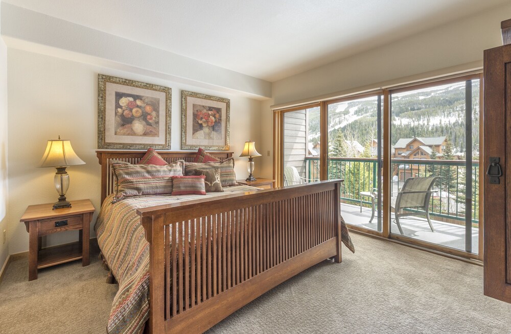 3 BR/3 BA Corner Unit Facing Ski Runs near River Run Village Keystone