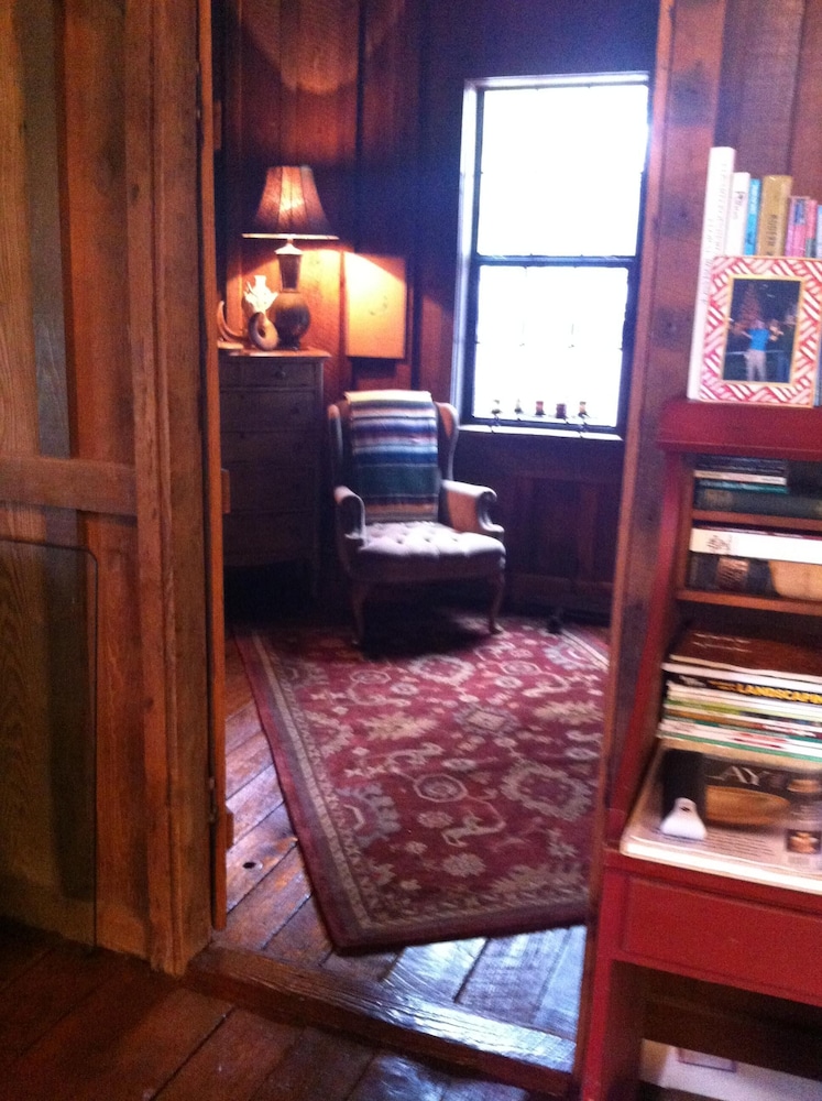 GUS's PLACE...Unwind with a TRIP to the PAST in this CABIN built in 1865. Nacogdoches Vrbo