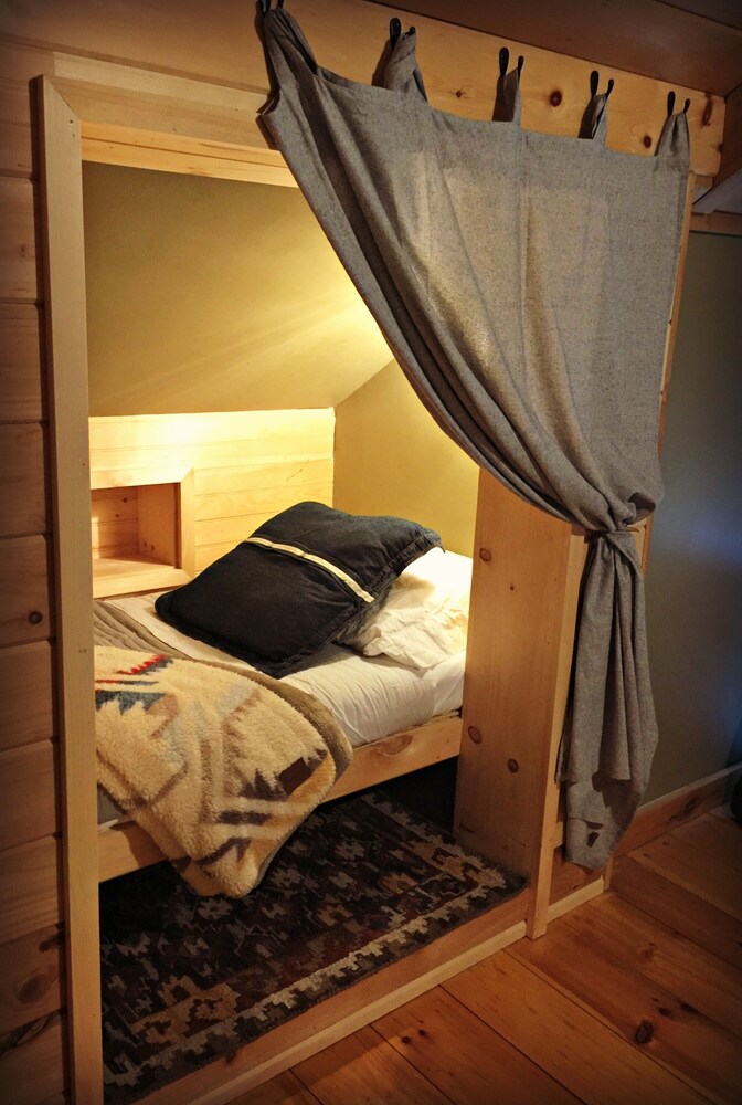 October Avail Authentic Adirondack Waterfront Cabin — Lake Champlain