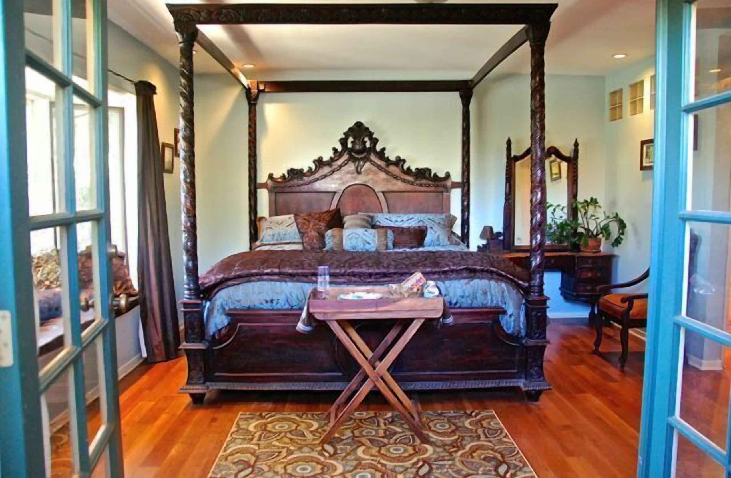 Hollywood Hills Universal Studios Master Bedroom Studio: Precios