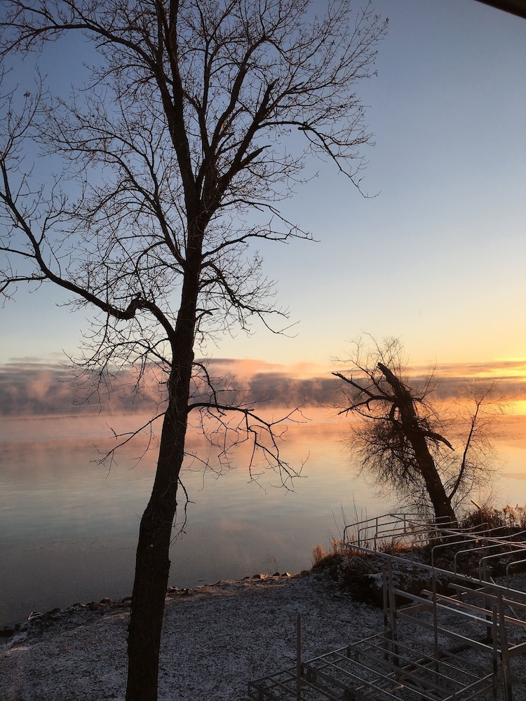 Book now for a fall get-away weekend!! Family friendly home on North Long Lake