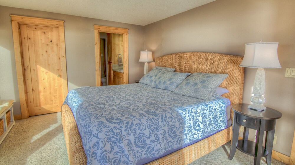 Located on the Netarts Bay walking distance to the boat launch and the