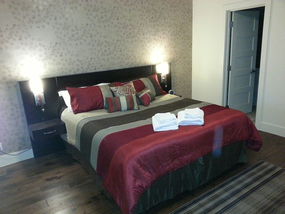 Luxury 2BR Rooftop | Billiards & Hot Tub | 85 QLED - Apartments for ...