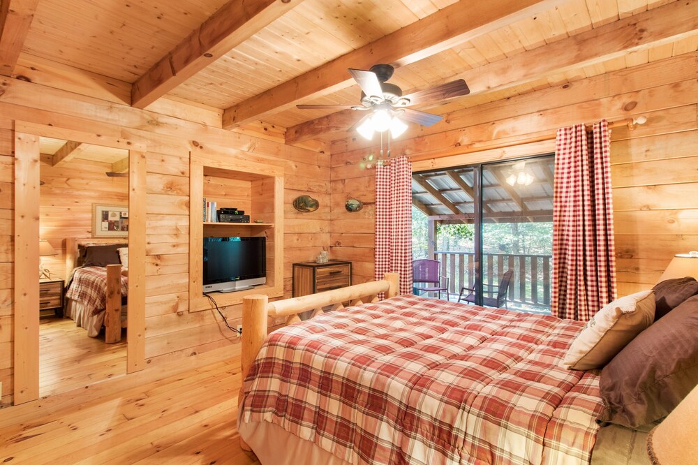 Luxurious Mountain Cabin in Monteagle Near Sewanee with Private Pond