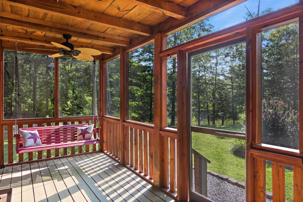 Luxurious Mountain Cabin in Monteagle Near Sewanee with Private Pond