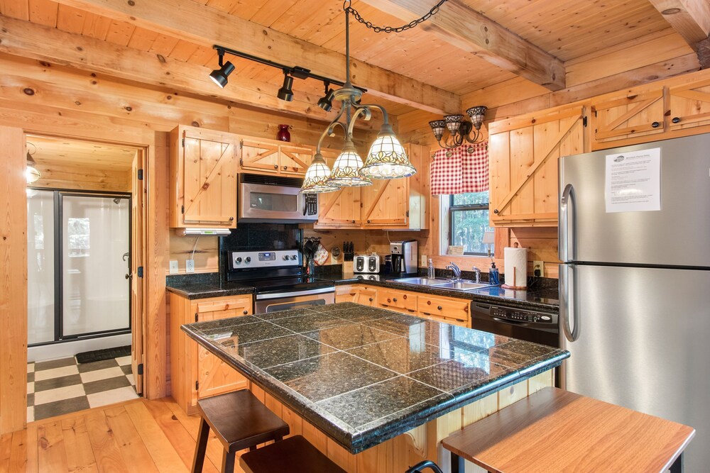 Luxurious Mountain Cabin in Monteagle Near Sewanee with Private Pond