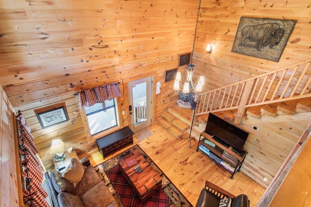 Luxurious Mountain Cabin in Monteagle Near Sewanee with Private Pond