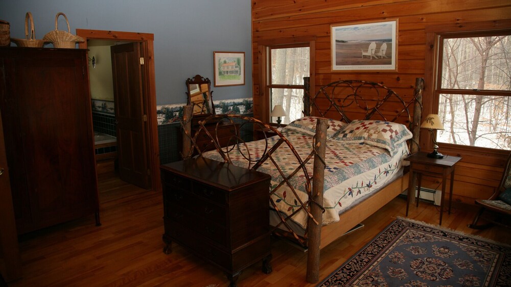 Cozy Mountain Cabin with Panoramic Views and Deck, Pet Friendly Keene