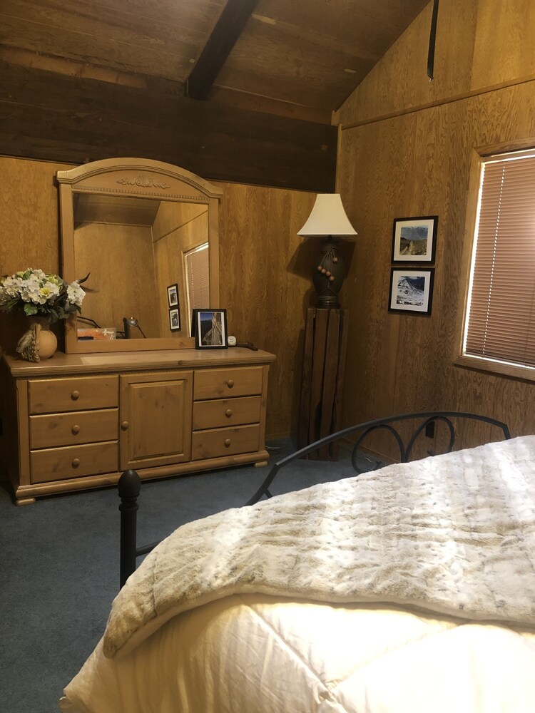 Bridgeport/Twin Lakes CA Stunning Views and Beautifully Decorated, Private/Quiet Bridgeport Vrbo