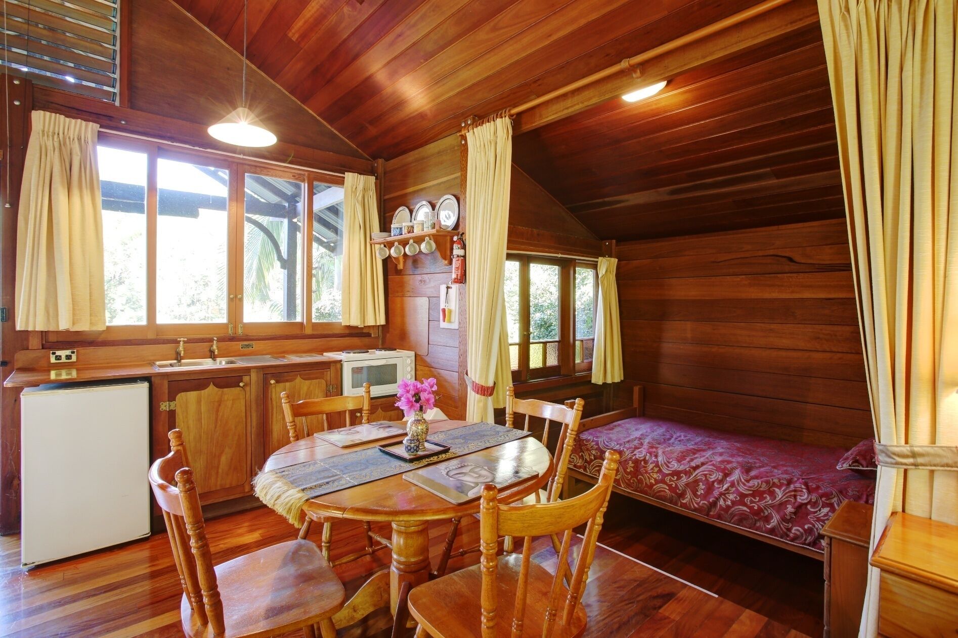 Koompartoo Retreat Romantic Timber Chalet 2