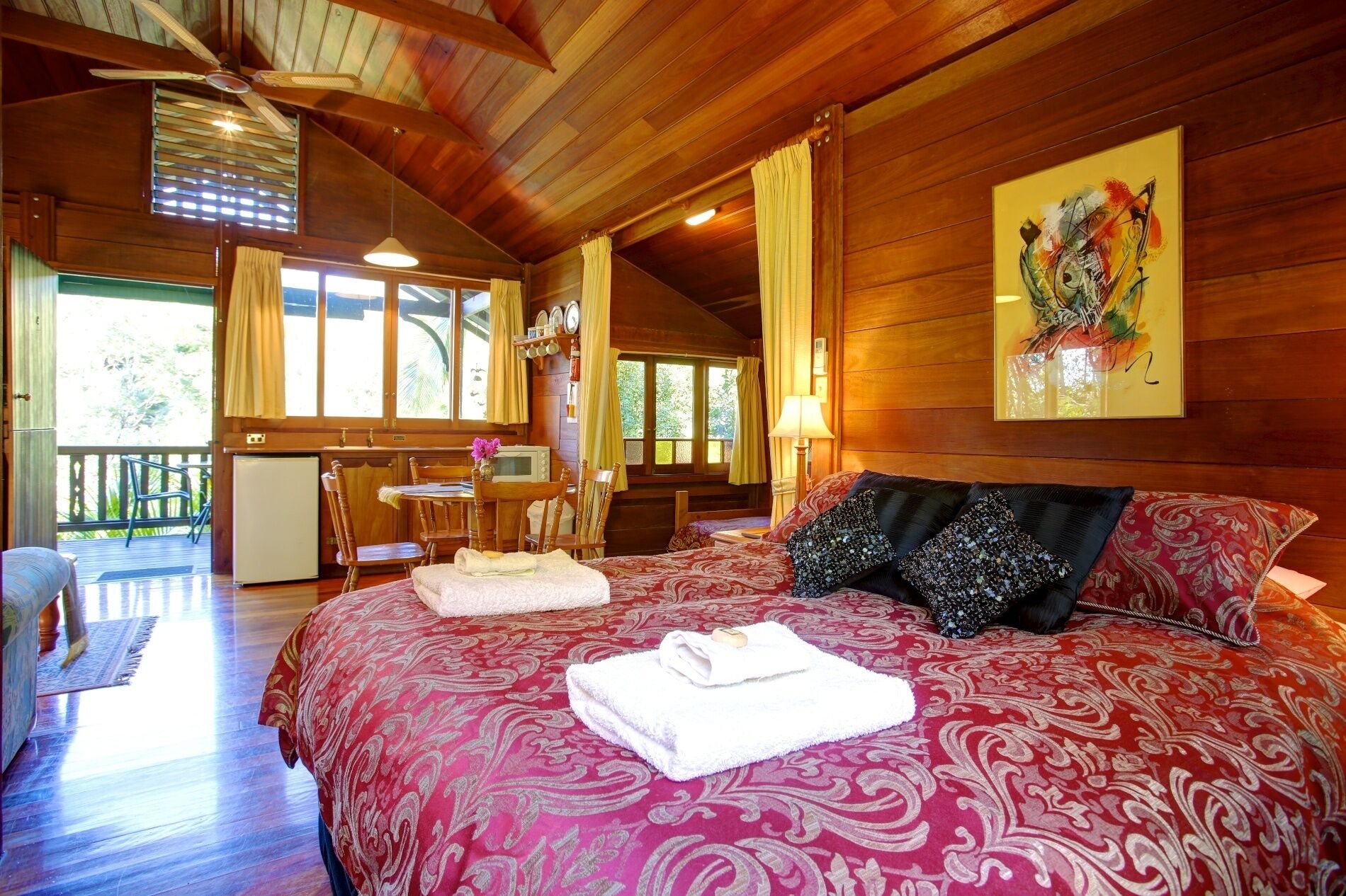 Koompartoo Retreat Romantic Timber Chalet 2