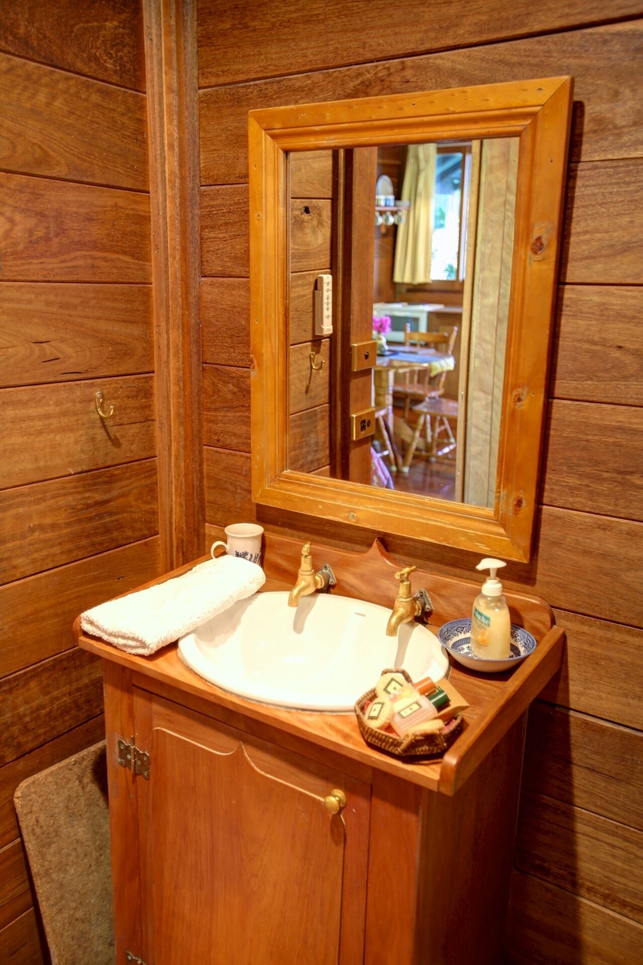 Koompartoo Retreat Romantic Timber Chalet 2