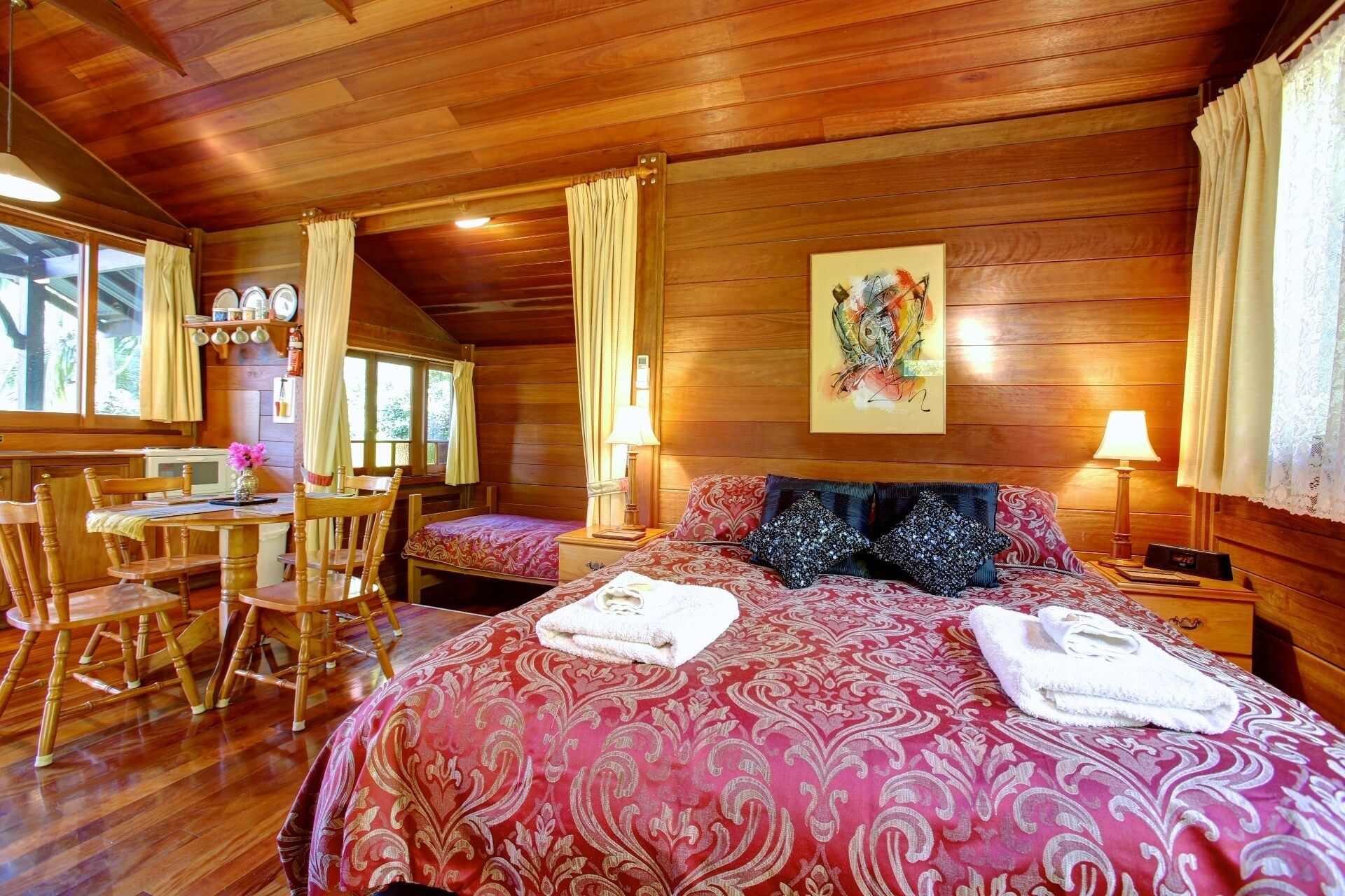 Koompartoo Retreat Romantic Timber Chalet 2