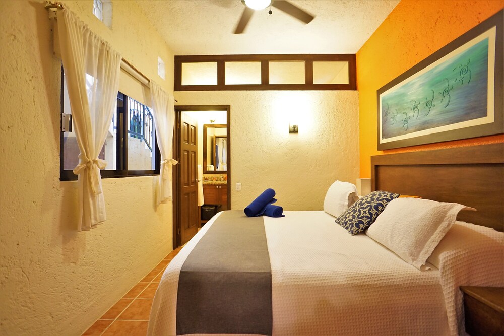 Tranquil, 1st Floor Suite w/ King Bed, 1 blk to the Beach, Bikes & beach gear.