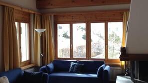 Fernseher, Kamin, DVD-Player, Kinderspielzeug