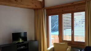 Fernseher, Kamin, DVD-Player, Kinderspielzeug