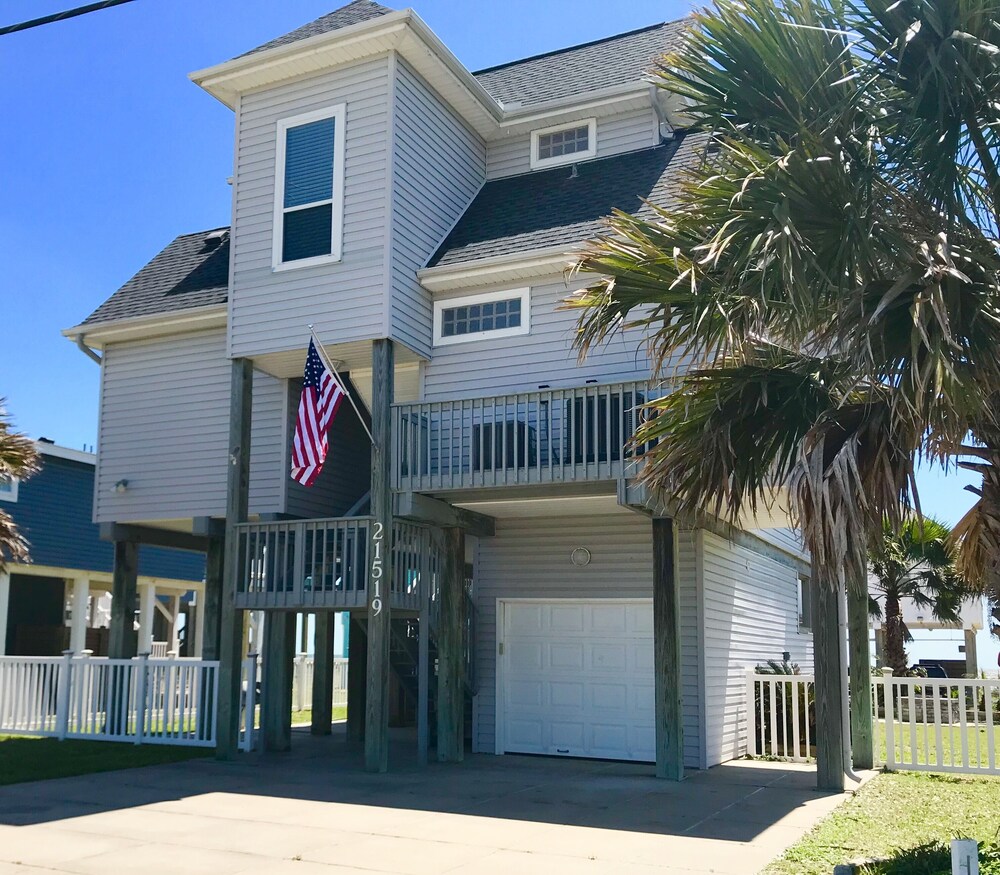 *Open & bright* 2nd Row beach house-Steps from the beach! 3BR. Family friendly!!