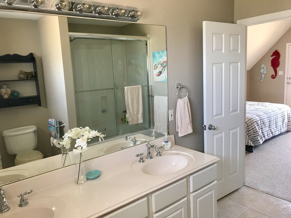 *Open & bright* 2nd Row beach house-Steps from the beach! 3BR. Family friendly!!