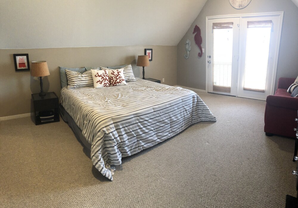 *Open & bright* 2nd Row beach house-Steps from the beach! 3BR. Family friendly!!