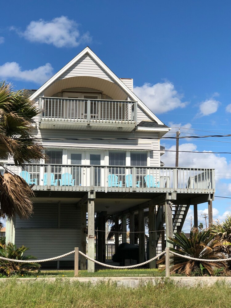 *Open & bright* 2nd Row beach house-Steps from the beach! 3BR. Family friendly!!