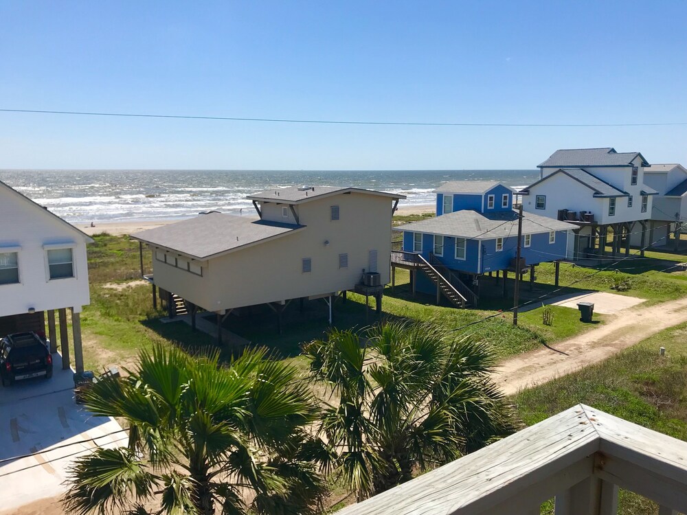 *Open & bright* 2nd Row beach house-Steps from the beach! 3BR. Family friendly!!