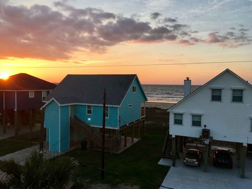 *Open & bright* 2nd Row beach house-Steps from the beach! 3BR. Family friendly!!