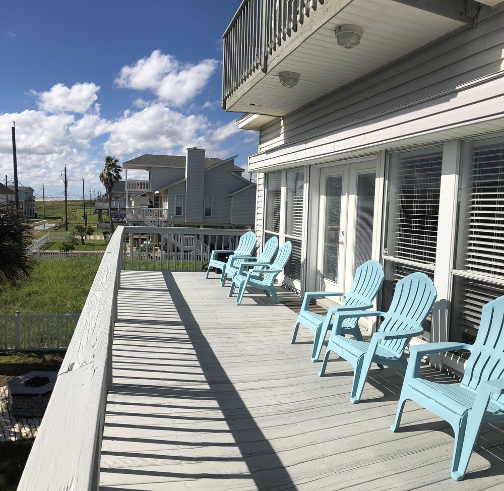 *Open & bright* 2nd Row beach house-Steps from the beach! 3BR. Family friendly!!