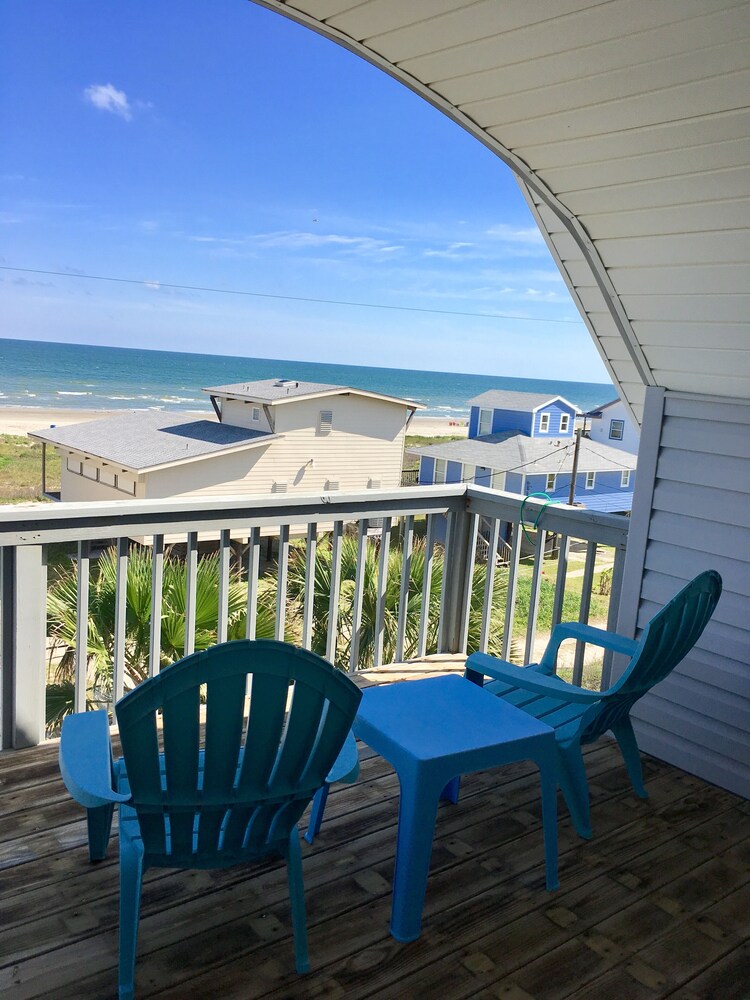 *Open & bright* 2nd Row beach house-Steps from the beach! 3BR. Family friendly!!