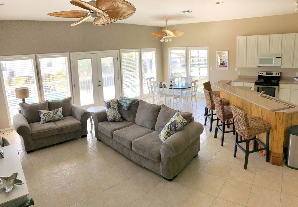 *Open & bright* 2nd Row beach house-Steps from the beach! 3BR. Family friendly!!