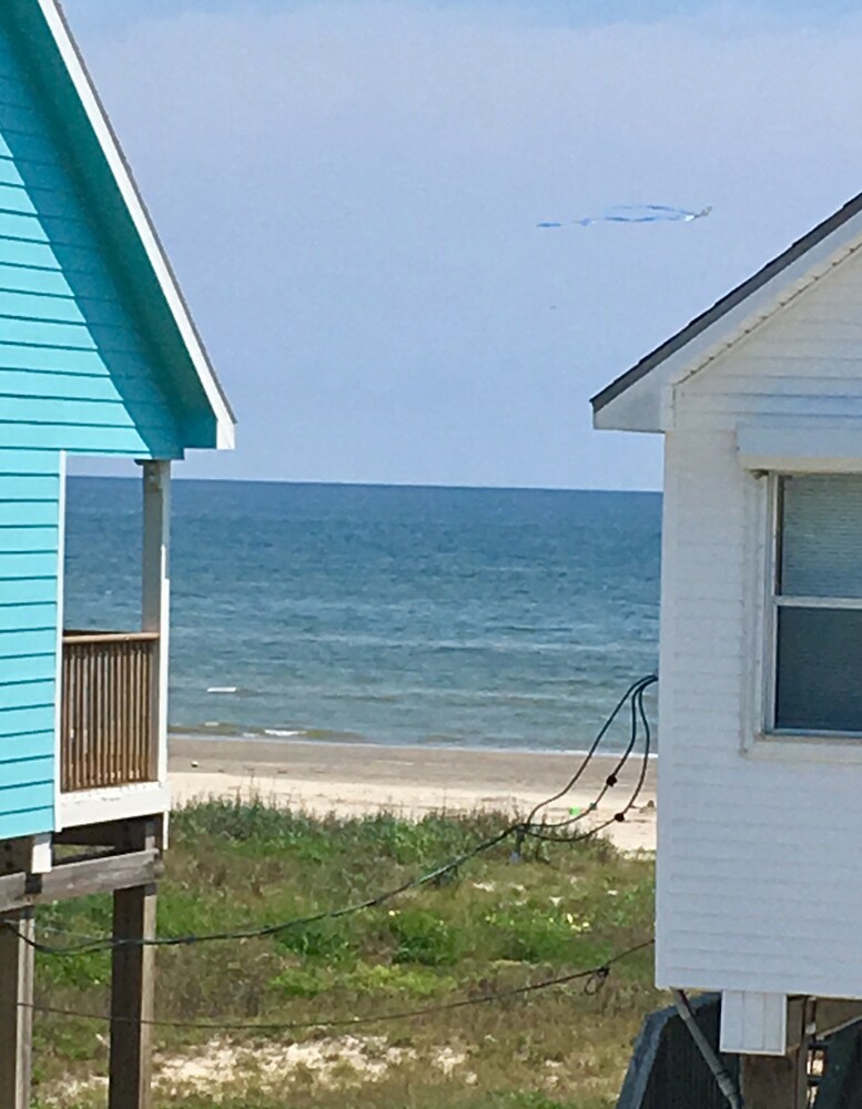 *Open & bright* 2nd Row beach house-Steps from the beach! 3BR. Family friendly!!